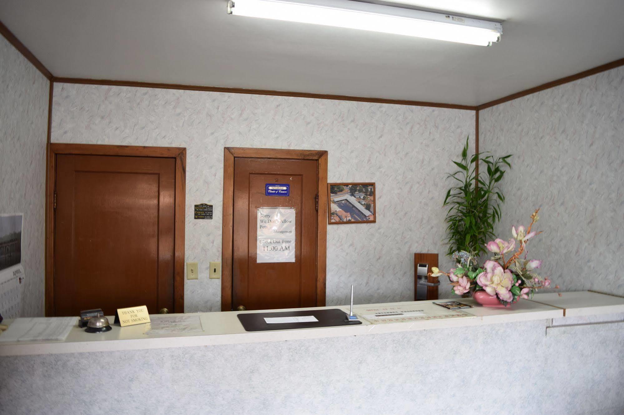 Economy Inn Taylorville Exterior photo